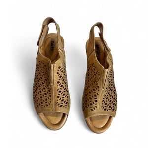 Earth Camel Cascade Cutout Detail